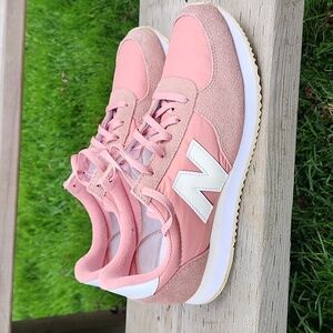 New Balance 220 Pink